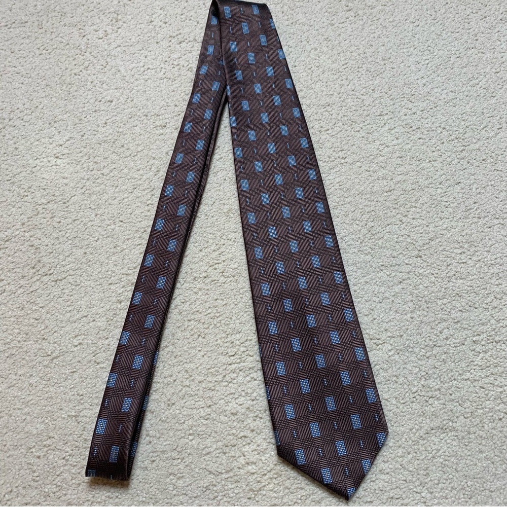 Jos A Bank Mens Necktie Tie Gray & Blue Geometric 100% Silk Hand Sewn in USA